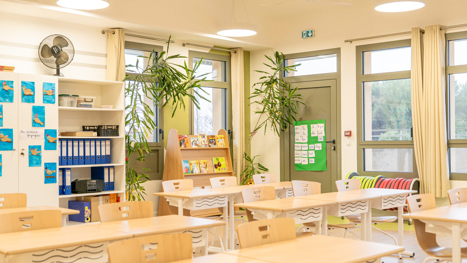 Salle de classe lumineuse équipée de brasseurs d'air pour le confort d'été