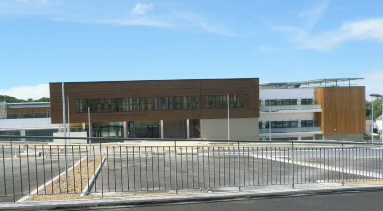 Collège 600 de Luynes à Aix-en-Provence, façade en bardage bois