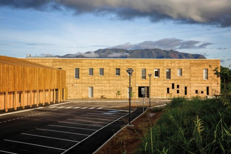 Collège Païamboué à Koohnê en Nouvelle-Calédonie, façade en pisé stabilisé porteur et bardage bois