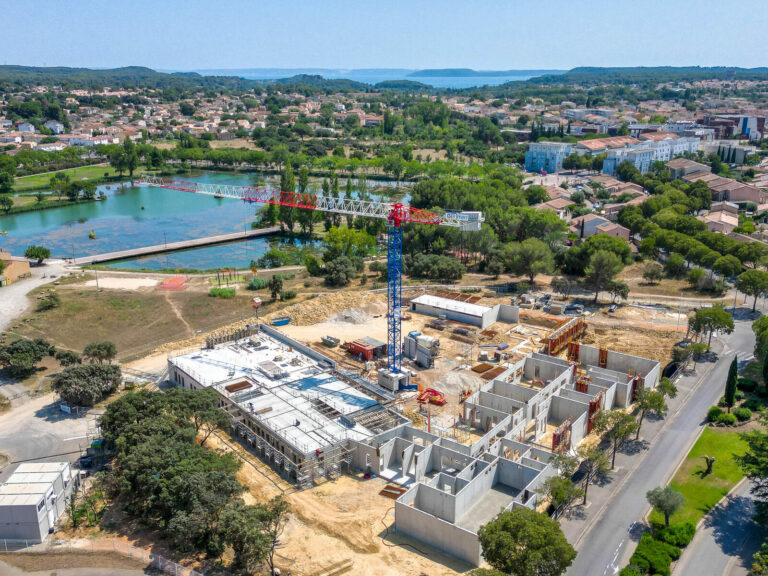Vue aérienne du chantier de l'école du lac à Miramas, au bord du plan d'eau
